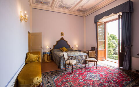 Villa Rocchi: Kamer, Slaapkamer, Eigendom, Meubilair, Bed, Interieur Ontwerp, Plafond, Laken, Gebouw, Onroerend Goed