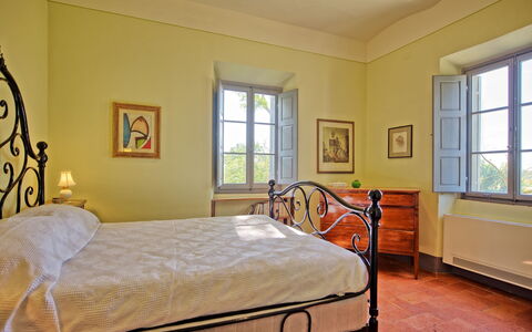Villa Marietta: Slaapkamer, Meubilair, Kamer, Eigendom, Bed, Bed Frame, Laken, Verdieping, Geel, Interieur Ontwerp