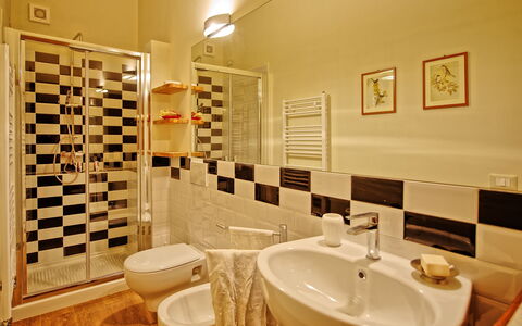 Villa Marietta: Badkamer, Kamer, Eigendom, Tegel, Interieur Ontwerp, Muur, Gebouw, Onroerend Goed, Huis, Loodgieterswerkinrichting