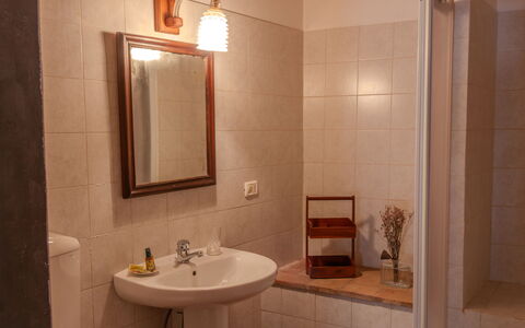 La Miccia: Wastafel In De Badkamer, Muur, Loodgieterswerkinrichting, Wastafel, Badkamer, Interieur Ontwerp, Flooring, Spiegel, Hout, Verdieping