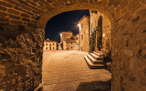 Casa Di Vignolo: Boog, Architectuur, Muur, Lucht, Gebouw, Geschiedenis, Oude Geschiedenis, Historische Site, Nacht, Schaduw