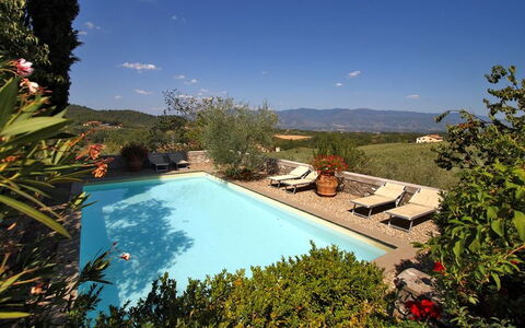 Villa Stolli: Zwembad, Eigendom, Huis, Onroerend Goed, Vakantie, Toevlucht, Villa, Gebouw, Lucht, Landgoed