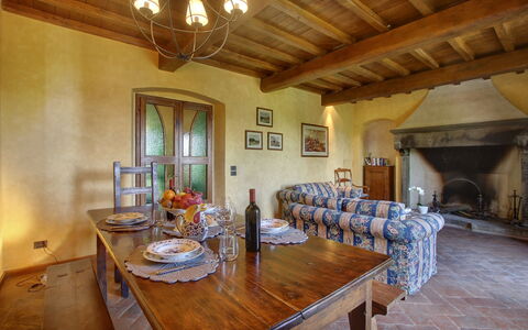Villa Lucolena: Kamer, Eigendom, Eetkamer, Gebouw, Meubilair, Interieur Ontwerp, Tafel, Plafond, Huis, Onroerend Goed