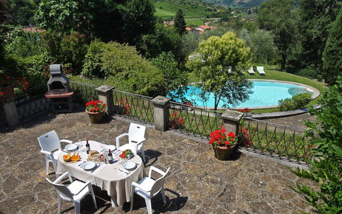 Villa Lucolena: Eigendom, Tuin, Plantkunde, Backyard, Huis, Tafel, Werf, Vakantie, Vrije Tijd, Landscaping