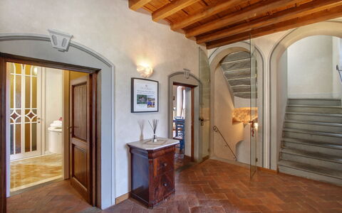 Villa Lucolena: Eigendom, Kamer, Gebouw, Plafond, Boog, Verdieping, Interieur Ontwerp, Architectuur, Onroerend Goed, Huis