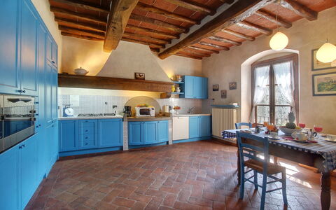 Villa Lucolena: Countertop, Kamer, Gebouw, Eigendom, Keuken, Meubilair, Verdieping, Plafond, Interieur Ontwerp, Huis