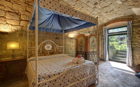 Villa Lucolena: Slaapkamer, Bed, Eigendom, Kamer, Meubilair, Gebouw, Hemelbed, Interieur Ontwerp, Huis, Bed Frame