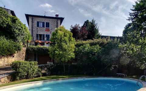 Villa Lucolena: Eigendom, Water, Huis, Zwembad, Onroerend Goed, Huis, Lucht, Vrije Tijd, Vakantie, Woongebied
