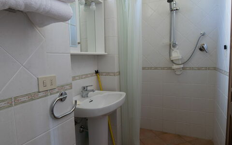 Il Palazzetto: Badkamer, Eigendom, Kamer, Loodgieterswerkinrichting, Toilet, Muur, Wc Bril, Tegel, Architectuur, Gebouw