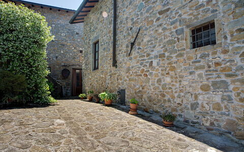 Il Palazzetto: Eigendom, Cobblestone, Muur, Stenen Muur, Huis, Gebouw, Binnenplaats, Weg Oppervlak, Architectuur, Flooring
