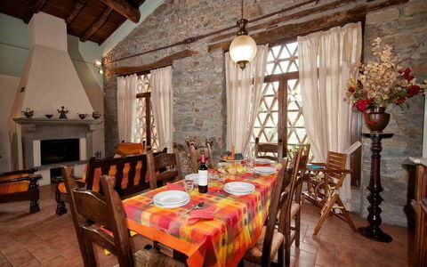 Il Nido In Garfagnana: Kamer, Eigendom, Gebouw, Restaurant, Interieur Ontwerp, Eetkamer, Meubilair, Huis, Tafel, Plafond