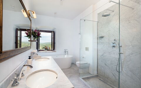 Villa Le Corti: Loodgieterswerkinrichting, Badkamer, Interieur Ontwerp, Kraan, Flooring, Plafond, Loodgieter, Wastafel, Spiegel, Wastafel In De Badkamer