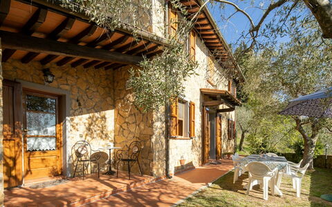 Villa Del Colle: Gebouw, Fabriek, Venster, Lucht, Boom, Schaduw, Zonlicht, Hout, Huis, Verblijf