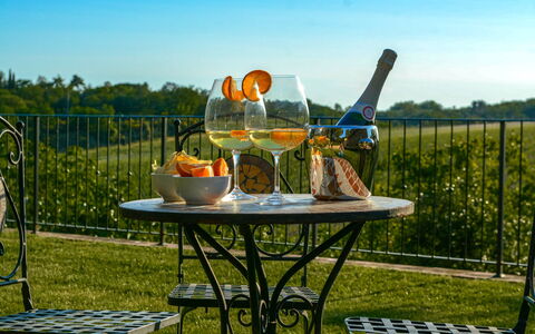 Villa Il Prato: Tableware, Meubilair, Tafel, Drinkware, Voedsel, Serveware, Buitenmeubels