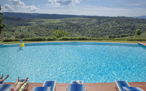 Fattoria Di Quercia Al Poggio: Zwembad, Water, Eigendom, Toevlucht, Azure, Watervoorraden, Vrije Tijd, Vakantie, Lucht, Boom