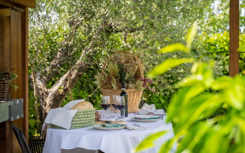 Villa Melinda: Tafel, Fabriek, Tableware, Meubilair, Stoel, Tafelkleed, Buitenmeubels, Geel, Wijnglas, Boom