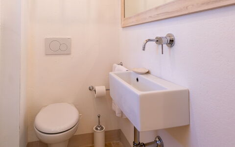 Villa Melinda: Badkamer, Kraan, Eigendom, Wastafel In De Badkamer, Loodgieterswerkinrichting, Kamer, Wastafel, Muur, Architectuur, Toilet