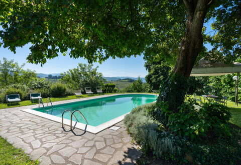 La Forra: Water, Fabriek, Zwembad, Lucht, Azure, Boom, Schaduw, Buitenmeubels, Huis, Vrije Tijd