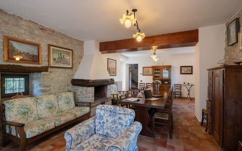 Podere Schignano: Fotolijst, Tafel, Eigendom, Bankstel, Meubilair, Azure, Hout, Woonkamer, Interieur Ontwerp, Stoel