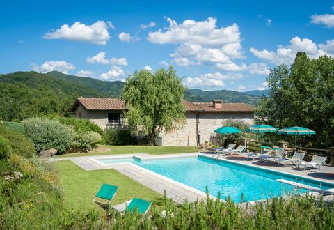 Podere Schignano: Fabriek, Wolk, Water, Lucht, Meubilair, Gebouw, Zwembad, Groen, Boom, Architectuur