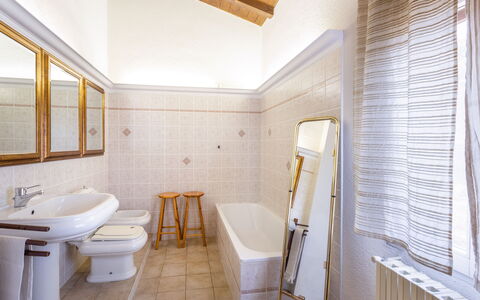 I Pioppi: Eigendom, Badkamer, Kamer, Interieur Ontwerp, Gebouw, Onroerend Goed, Huis, Verdieping, Architectuur, Plafond
