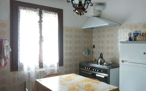 Appartamento Porretta Terme: Countertop, Kamer, Eigendom, Meubilair, Plafond, Verdieping, Interieur Ontwerp, Tegel, Keuken, Gebouw