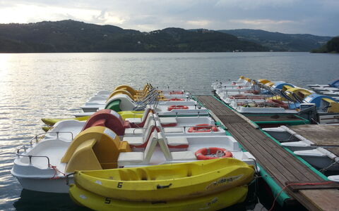 Appartamento Porretta Terme: Vervoer Over Water, Water, Boot, Voertuig, Geel, Boating, Lucht, Meer, Vakantie, Recreatie