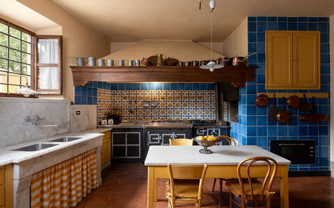 Villa Paola: Keuken, Interieur Ontwerp, Flooring, Hout, Meubilair, Countertop, Verdieping, Verlichting, Toestel Van De Keuken, Plafond