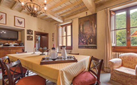 Villa Paola: Kamer, Eigendom, Gebouw, Meubilair, Interieur Ontwerp, Plafond, Eetkamer, Tafel, Huis, Woonkamer