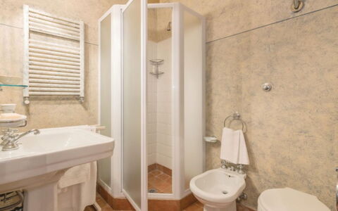 Villa Paola: Badkamer, Eigendom, Kamer, Muur, Toilet, Loodgieterswerkinrichting, Interieur Ontwerp, Tegel, Verdieping, Badkamer Accessoire