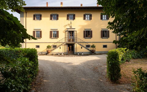 Villa Paola: Woongebied, Huis, Deur, Landgoed, Werf, Gazon, Tuin, Hacienda, Landscaping, Villa