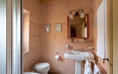 Villa Paola: Wastafel In De Badkamer, Badkamer, Loodgieterswerkinrichting, Muur, Wastafel, Interieur Ontwerp, Kraan, Flooring, Loodgieter, Verdieping