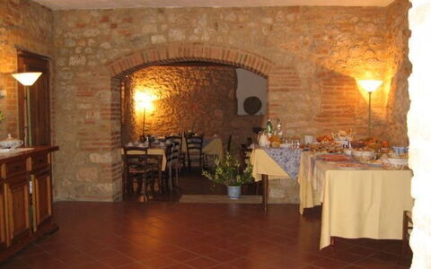 Borgo Santinovo: Eigendom, Kamer, Gebouw, Verdieping, Interieur Ontwerp, Meubilair, Tegel, Flooring, Restaurant, Functie Hall