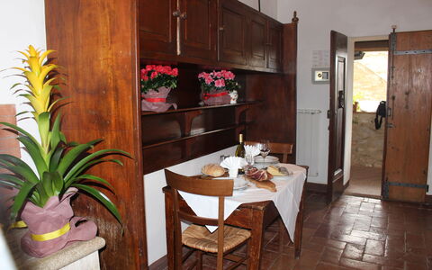 Borgo Santinovo: Kamer, Eigendom, Meubilair, Gebouw, Interieur Ontwerp, Huis, Cabinetry, Hardwood, Keuken, Verdieping