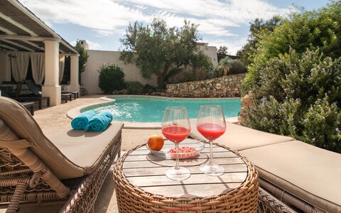 Salento Luxury Retreat: Water, Wolk, Lucht, Eigendom, Tableware, Fabriek, Azure, Zwembad, Buitenmeubels, Stoel