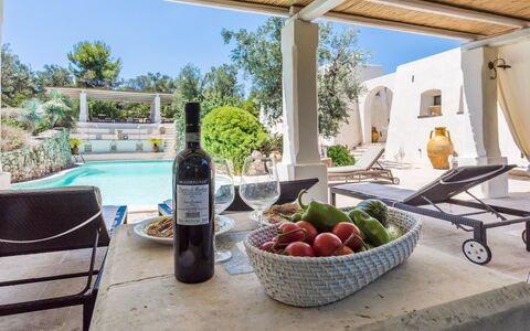 Salento Luxury Retreat: Voedsel, Tafel, Eigendom, Fabriek, Tableware, Lucht, Fles, Countertop, Fruit, Schaduw