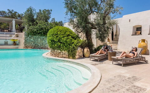 Salento Luxury Retreat: Water, Lucht, Fabriek, Azure, Zwembad, Buitenmeubels, Boom, Vrije Tijd, Onroerend Goed, Landschap