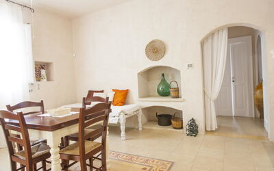 Apartment 3: Meubilair, Gebouw, Stoel, Tafel, Hout, Flooring, Verdieping, Deur, Woonkamer, Huis