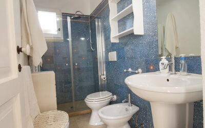 Studio: Loodgieterswerkinrichting, Eigendom, Kraan, Wastafel, Wastafel In De Badkamer, Wc Bril, Toilet, Purper, Badkamer, Blauw