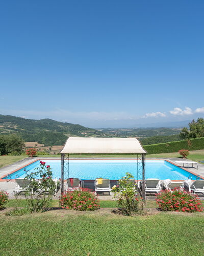 Villa La Terrazza: Natuurlijk Landschap, Zwembad, Eigendom, Watervoorraden, Lucht, Huis, Heuvel Station, Gras, Vakantie, Land Lot