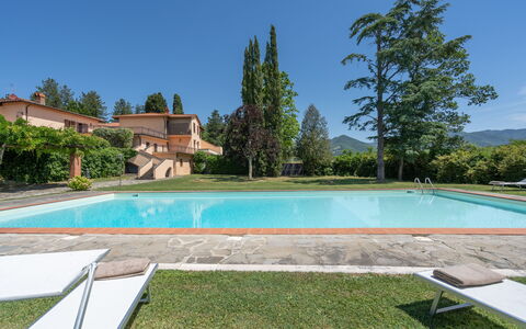 Villa Santa Maria: Zwembad, Eigendom, Huis, Onroerend Goed, Huis, Woongebied, Landgoed, Gebouw, Gras, Backyard