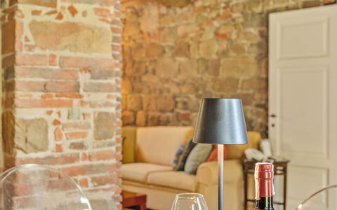 Il Vignale: Meubilair, Interieur Ontwerp, Muur, Tafel, Stoel, Hout, Plafond, Keuken En Eettafel, Verlichting, Eetkamer