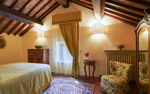 Villa San Lorenzo: Slaapkamer, Kamer, Bed, Meubilair, Eigendom, Laken, Gebouw, Interieur Ontwerp, Plafond, Bedding