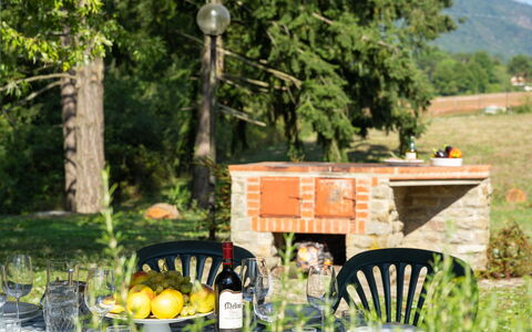 Villa Cinzia: Fabriek, Tafel, Eigendom, Meubilair, Tableware, Stoel, Natuur, Groen, Boom, Buitentafel