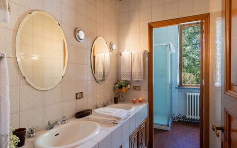 Villa Cinzia: Spiegel, Kraan, Loodgieterswerkinrichting, Wastafel, Wastafel In De Badkamer, Badkamer, Interieur Ontwerp, Verlichting, Architectuur