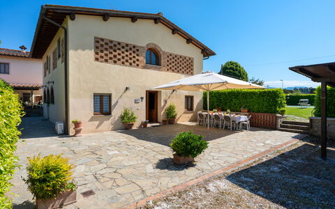 Villa Del Borgo: Huis, Struik, Huis, Deur, Landgoed, Verblijf, Tuin, Bloempot, Boerderij, Werf