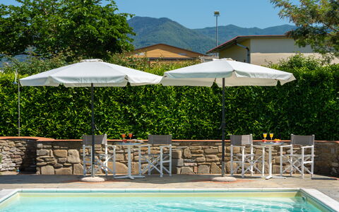 Villa Del Borgo: Paraplu, Buitenmeubels, Meubilair, Schaduw, Zwembad, Stoel, Buitentafel, Toevlucht, Eco Hotel, Ligstoel