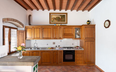 Villa Del Borgo: Keuken, Meubilair, Interieur Ontwerp, Countertop, Hout, Flooring, Cabinetry, Toestel Van De Keuken, Major Appliance, Plafond