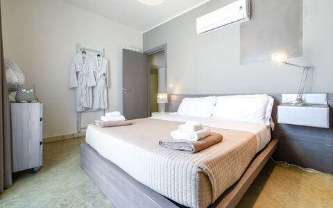 Trulli Itaka: Slaapkamer, Bed, Meubilair, Kamer, Eigendom, Matras, Laken, Bed Frame, Interieur Ontwerp, Verdieping