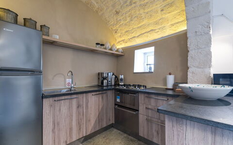 Trulli Itaka: Eigendom, Kamer, Countertop, Keuken, Gebouw, Interieur Ontwerp, Meubilair, Geel, Verdieping, Cabinetry